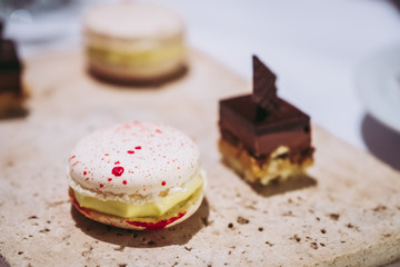 Assortiment de mignardises en dessert