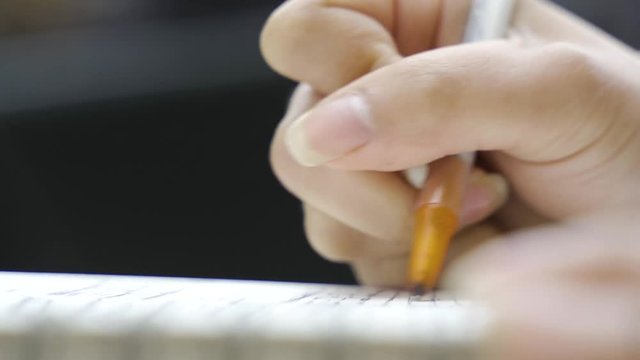 Frau zeichnet - Girl is drawing painting