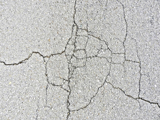 Risse im Asphalt