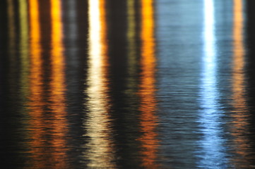 Farbenspiel im Wasser bei Nacht