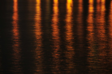 Farbenspiel im Wasser bei Nacht