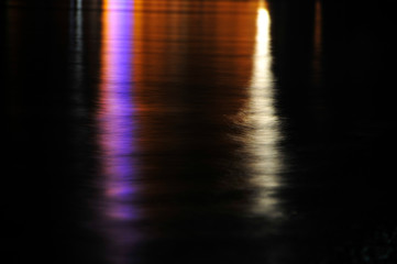 Farbenspiel im Wasser bei Nacht