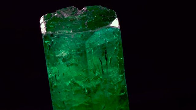 emerald crystals natural gemstone for jewetry , stone hight quality rought and raw 