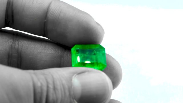 emerald crystals natural gemstone for jewetry , stone hight quality rought and raw 