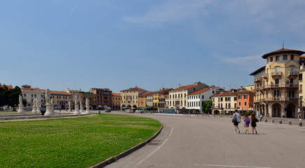 Fototapeta na wymiar the oval canal arounf the fountain in Prato della Valle in Padua, Italy