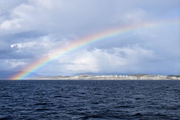 Un arco iris decora el Canal Beagle en Tierra del Fuego, Argentina