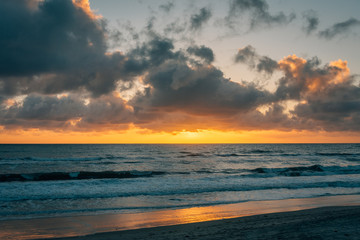 Fototapeta na wymiar Sunset over the Pacific Ocean in Del Mar, San Diego, California