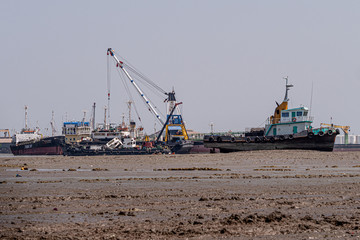 Fototapeta na wymiar The ship ran aground at low tide.