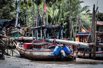 Fototapeta na wymiar Fishing boats parked at the mangrove forest