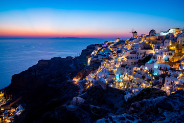 サントリーニ島の夜景と夕日