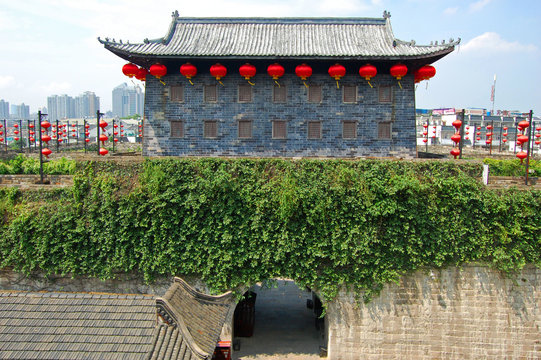 Zhonghua Gate (Gate of China), Nanjing, Jiangsu Province, China. It is the  southern gate of Nanjing city. It is a the city gate with the most complex  structure in the world. foto