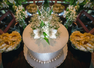 Obraz na płótnie Canvas Rustic wedding concept. Wedding cake decorated with flowers.