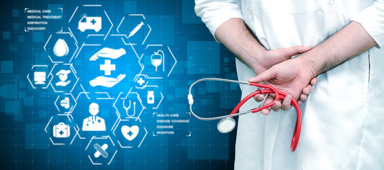 Konsep Kesehatan Medis - Dokter di rumah sakit dengan ikon grafik medis ikon digital yang menunjukkan lambang kedokteran, petugas medis, jaringan layanan darurat, data dokter tentang kesehatan pasien.
