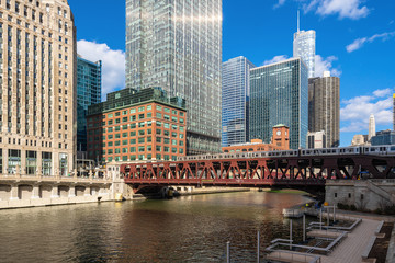 Obraz premium Chicago riverwalk pejzaż nad rzeką, panoramę centrum USA, architektura i budynek z koncepcją turystyczną