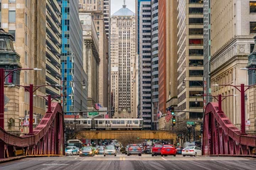  Scène van Chicago Street Bridge met verkeer tussen moderne gebouwen van Downtown Chicago aan Michigan Avenue in Chicago, Illinois, Verenigde Staten, Business en Modern Transport concept © THANANIT
