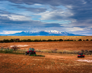 Obraz premium Farmland and Mountains on the Colorado Utah Border