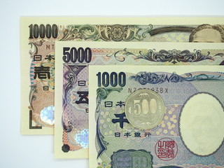３種類のお札と五百円硬貨