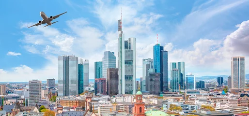 Flugzeug fliegt über die Business-Skyline von Frankfurt am Main, Deutschland - Finanzhauptstadt der Europäischen Union © muratart