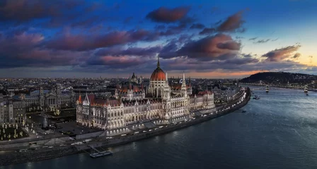 Photo sur Aluminium brossé Széchenyi lánchíd Budapest, Hungary - Aerial panoramic view of the beautiful illuminated Parliament of Hungary with Szechenyi Chain Bridge, Statue of Liberty and colurful clouds at background at sunset