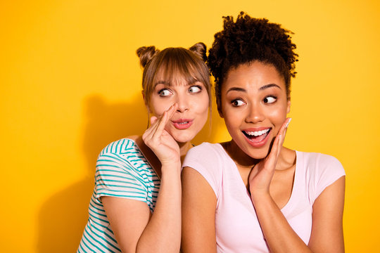 Close up photo astonished hipster positive cheerful share private information  novelties discount  wow unbelievable wavy curly haircut trendy stylish style top-knot t-shirt isolated yellow background