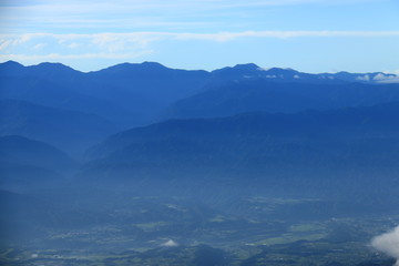 Fototapeta na wymiar 中央アルプス空木岳山頂から　朝の南アルプス遠望