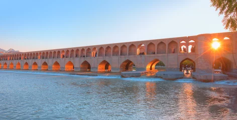 Cercles muraux Pont Khadjou Unidentified Iranian family resting in the ancient Khaju Bridge, (Pol-e Khaju) -Isfahan, Iran