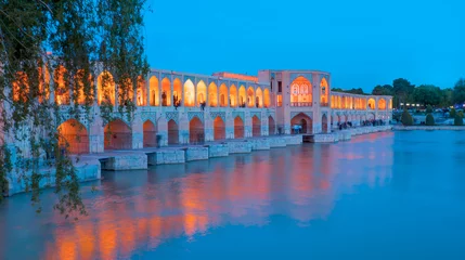 Papier Peint photo autocollant Pont Khadjou Famille iranienne non identifiée se reposant dans l& 39 ancien pont de Khaju, (Pol-e Khaju) -Ispahan, Iran