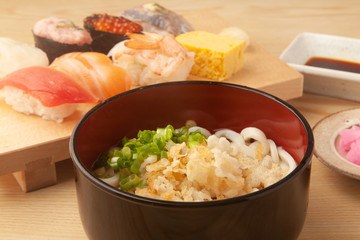 うどんと寿司のセットメニュー