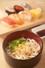 うどんと寿司のセットメニュー