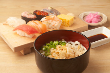 うどんと寿司のセットメニュー