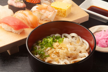 うどんと寿司のセットメニュー
