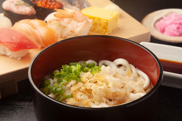 うどんと寿司のセットメニュー