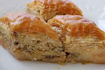  TÜRKÇE Beyaz tabak içerisnde cevizli baklava tatlısı 45 / 10000 İNGİLİZCE Çeviri yap:GoogleBing Dessert baklava with walnuts in a white dish