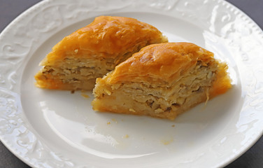  TÜRKÇE Beyaz tabak içerisnde cevizli baklava tatlısı 45 / 10000 İNGİLİZCE Çeviri yap:GoogleBing Dessert baklava with walnuts in a white dish