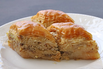  TÜRKÇE Beyaz tabak içerisnde cevizli baklava tatlısı 45 / 10000 İNGİLİZCE Çeviri yap:GoogleBing Dessert baklava with walnuts in a white dish