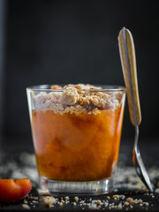 verre crumble d'abricots et cuillère