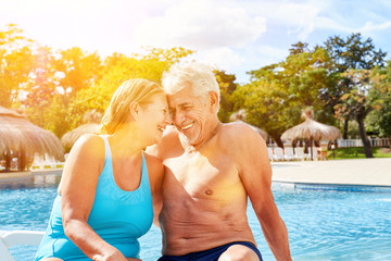 Fototapeta na wymiar Senioren Paar beim Flirten am Hotel Pool im Urlaub