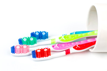 Cepillos de dientes de plástico y de colores sobre fondo blanco aislado. Vista de frente. Copy space