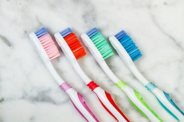 Cepillos de dientes de colores sobre un fondo de mármol. Vista superior y de cerca