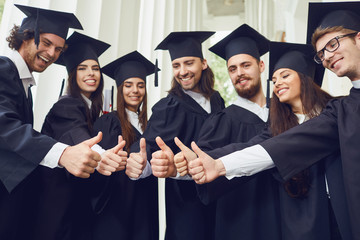 A group of young graduates raised their thumbs up
