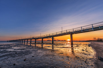 Fototapeta premium Sonnenaufgang an der Seebrücke Wendorf