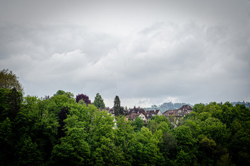 Fototapeta na wymiar Casas tipicas suizas rodeadas de bosques y naturaleza, en la ciudad de Bern
