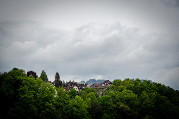 Fototapeta na wymiar Casas tipicas suizas rodeadas de bosques y naturaleza, en la ciudad de Bern