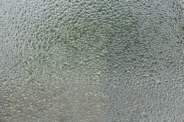 雨の日の室内の窓ガラスについた結露