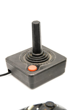 Alte Spielkonsolen-Controler und Joystick, Retrogaming