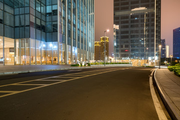 Fototapeta premium Budynki biurowe i autostrady nocą w centrum finansowym, Chongqing, Chiny