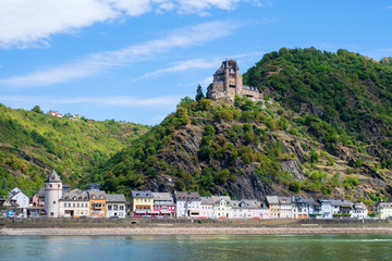 Fototapeta na wymiar Blick auf St. Goarshausen am Rhein mit der Burg Katz