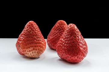 Frische süße Erdbeeren laden zum Essen ein