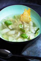 Zuppa di finocchio, klare Fenchelsuppe mit Parmesanhippe in Suppenschale