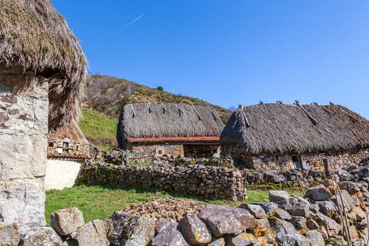 Pueblo en Somiedo con sus teitos o casas t&iacute;picas de pastores